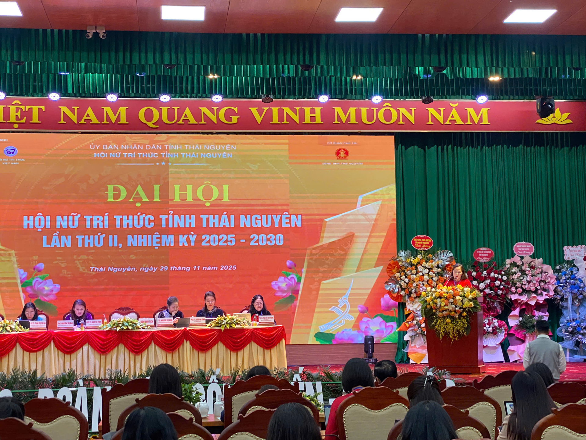 TTƯT. PGS.TS Ngô Thị Tính, Ủy viên Ban Chấp hành Hội Nữ trí thức Việt Nam, Chủ tịch Hội Nữ trí thức tỉnh Thái Nguyên báo cáo.