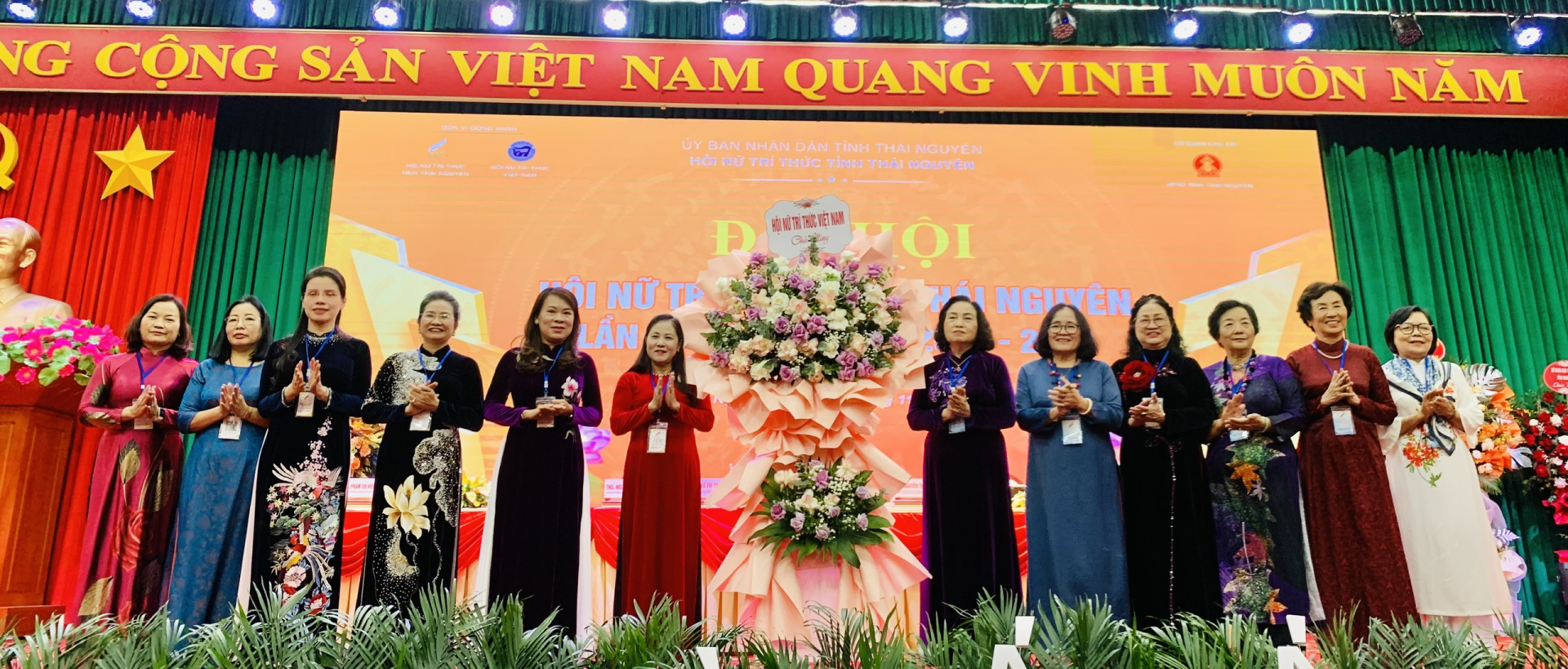 Lãnh đạo Hội Nữ trí thức Việt Nam tặng hoa chúc mừng Đại hội