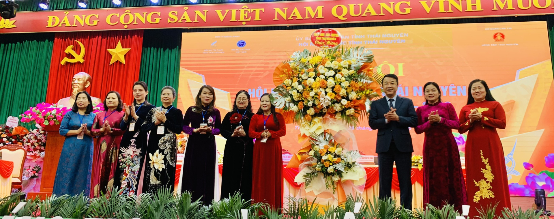 Lãnh đạo tỉnh Thái Nguyên tặng hoa chúc mừng Đại hội
