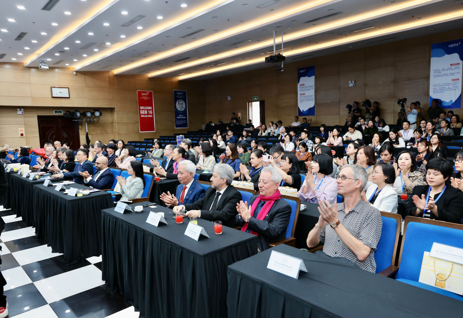 Các đại biểu tham dự buổi lễ