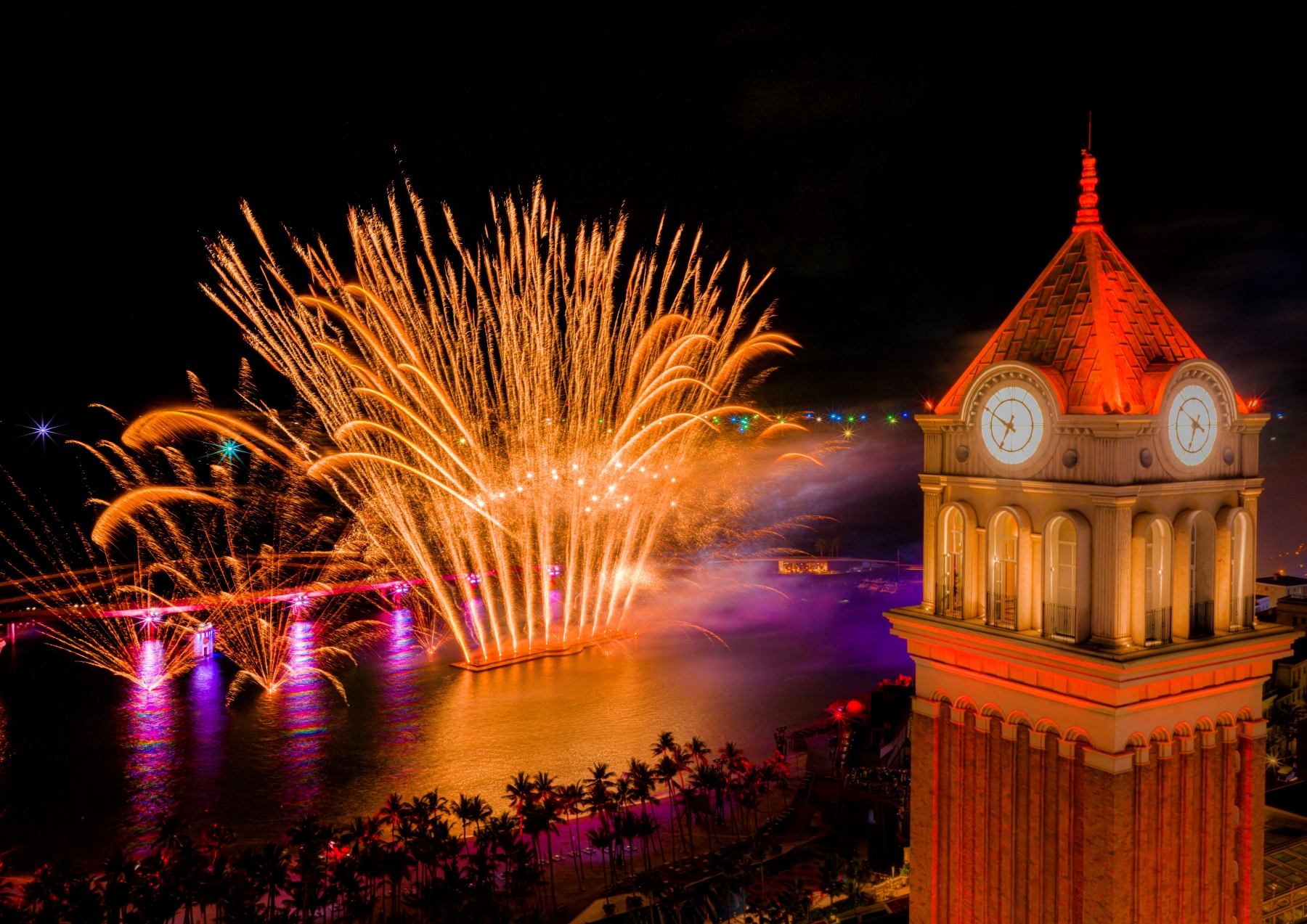 Show diễn Symphony of the Sea với những màn pháo hoa rực sáng bầu trời đảo Ngọc