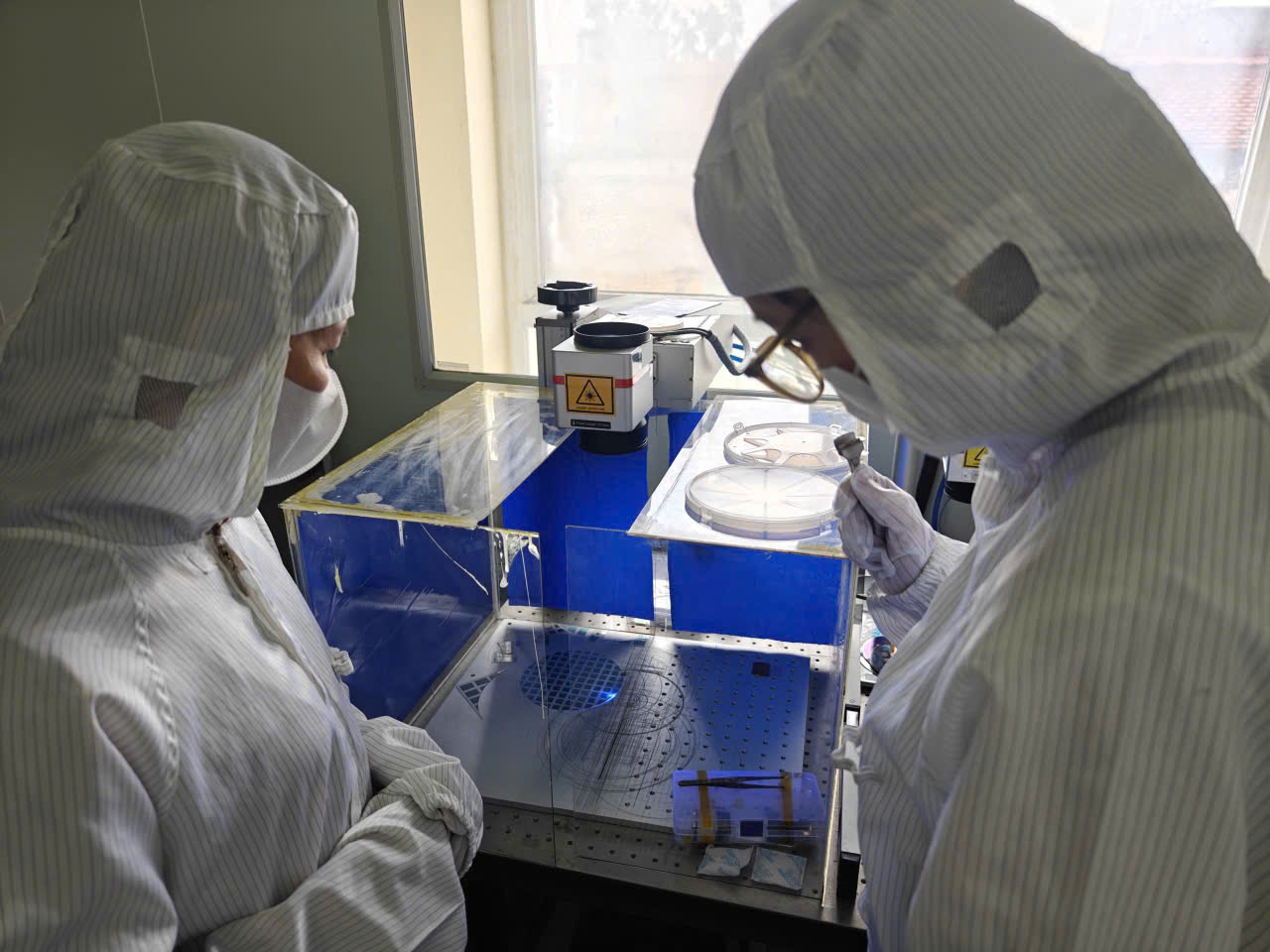 PGS.TS  Phạm Kim Ngọc làm thí nghiệm cùng sinh viên