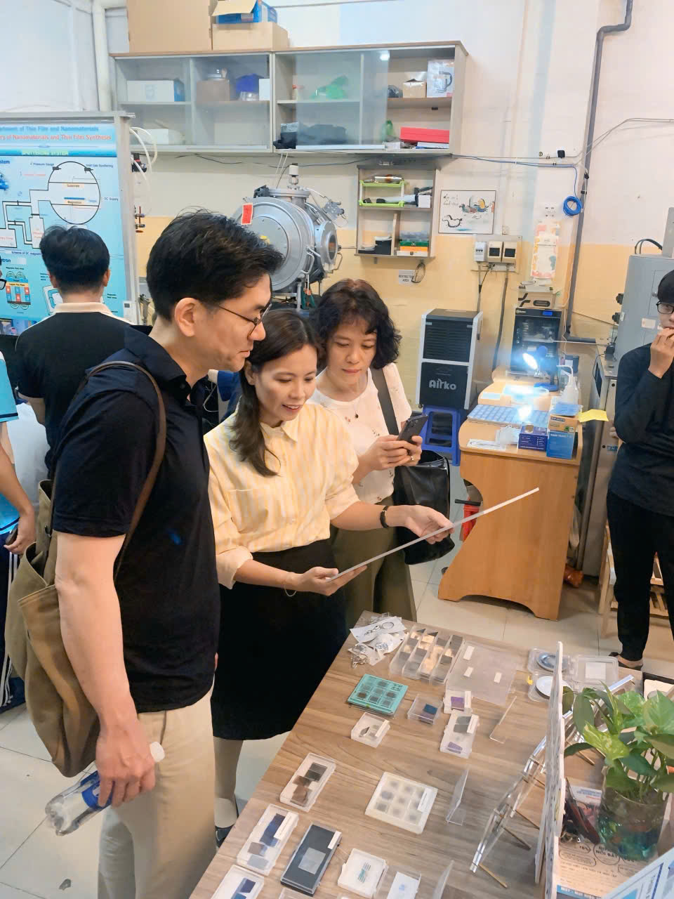 PGS.TS Phạm Kim Ngọc giới thiệu sản phẩm nghiên cứu đến đoàn làm việc của World Bank.