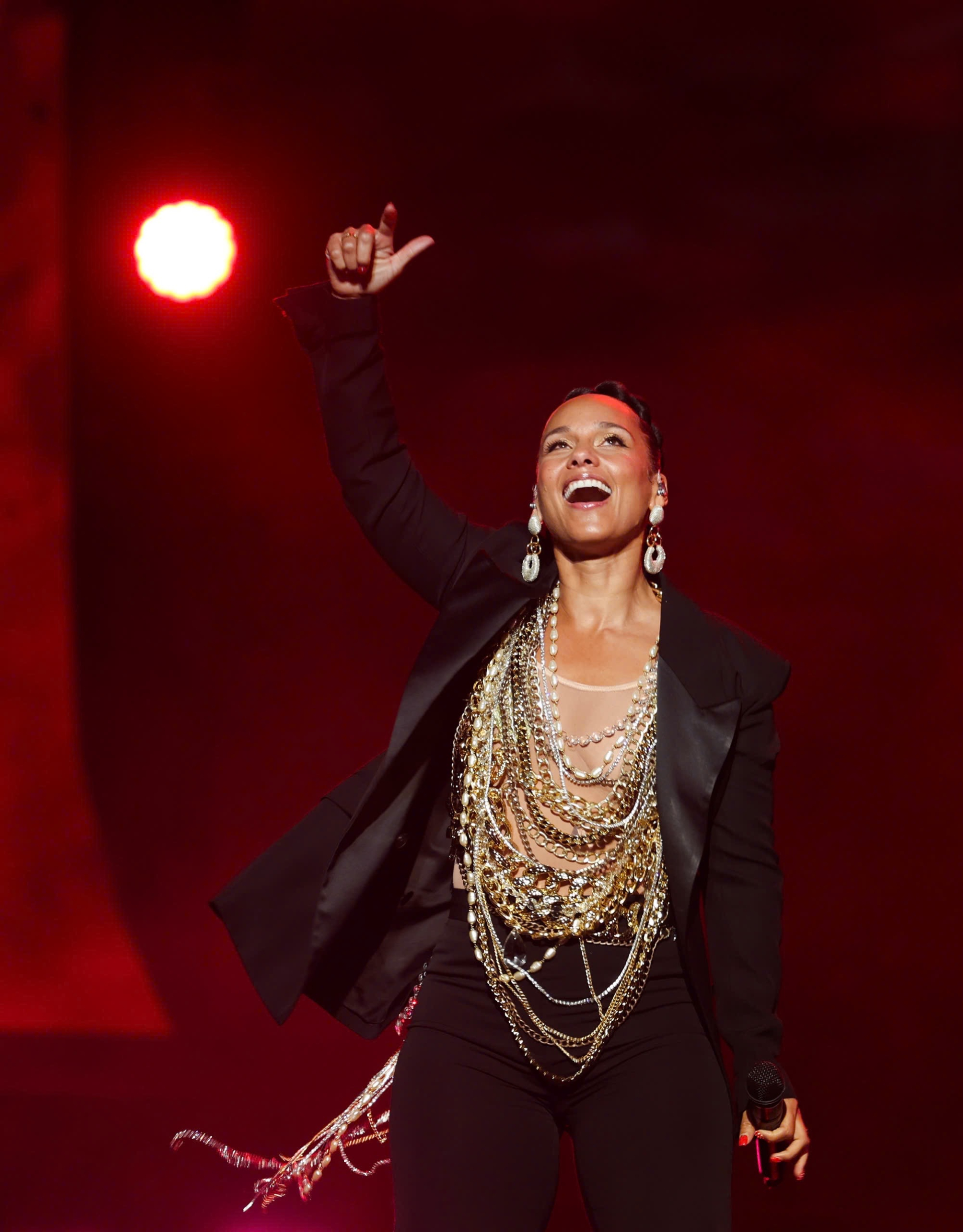 Lễ trao giải VinFuture 2025 bùng nổ cảm xúc với sự xuất hiện của nữ nghệ sĩ huyền thoại 17 lần giành giải Grammy - Alicia Keys.