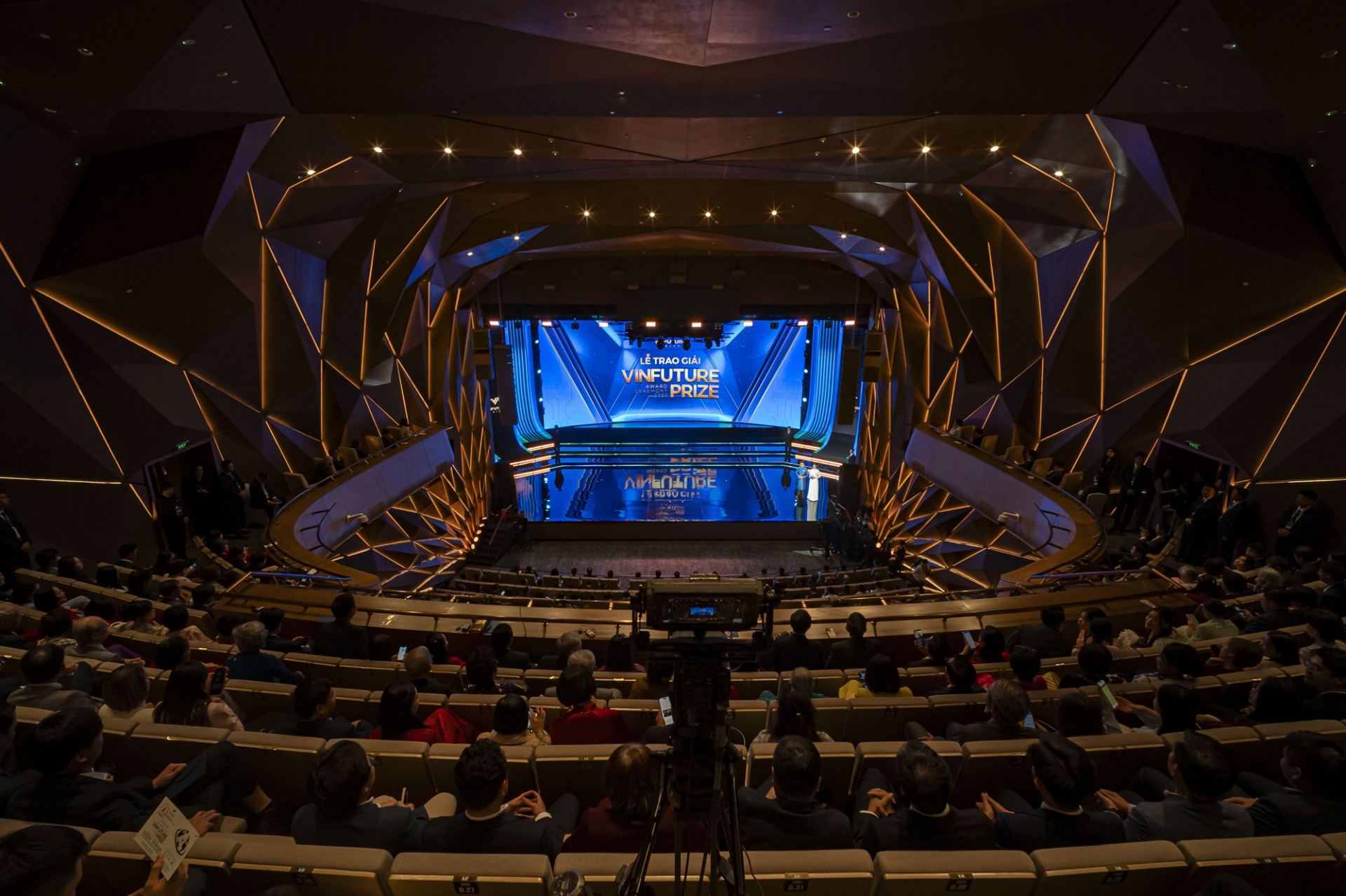 Toàn cảnh Lễ trao giải VinFuture 2025.