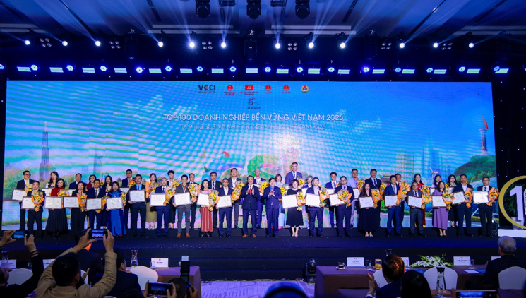 Top 100 Doanh Nghiệp Bền Vững Việt Nam 2025