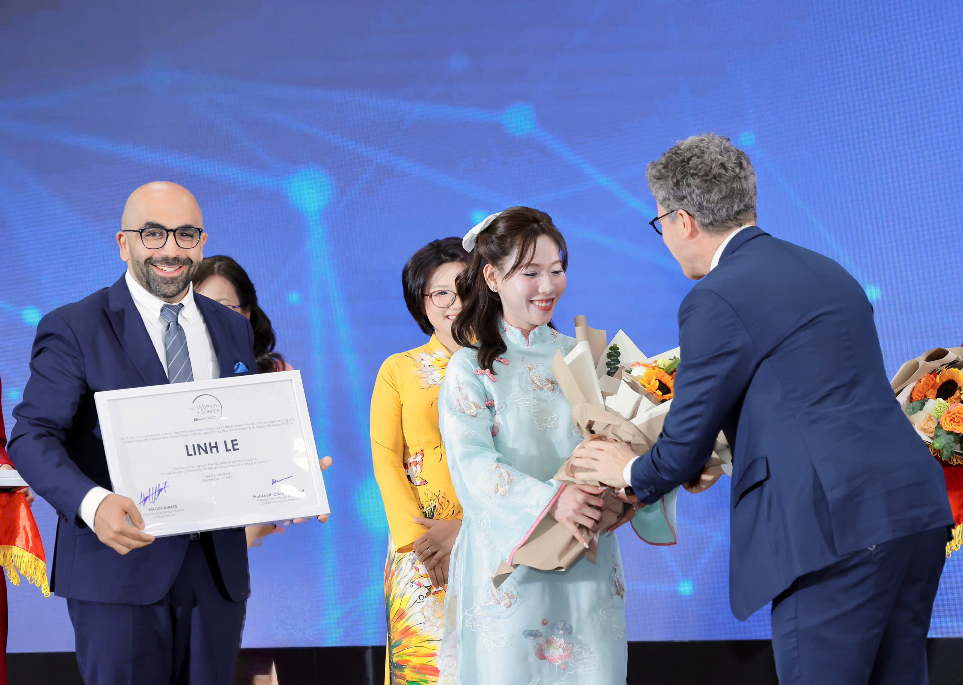 Niềm vui của TS Linh Lê khi nhận giải thưởng