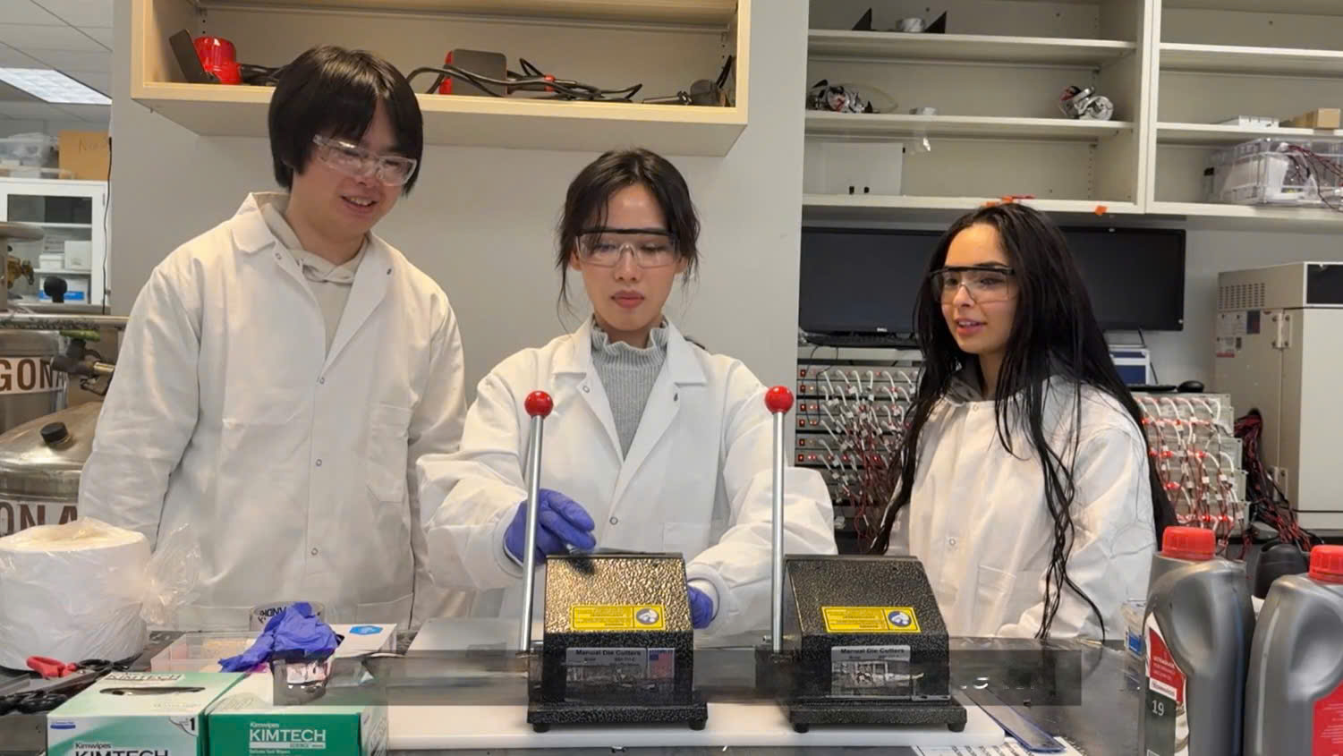 TS Linh Lê ( giữa) và các đồng nghiệp tại Mỹ.