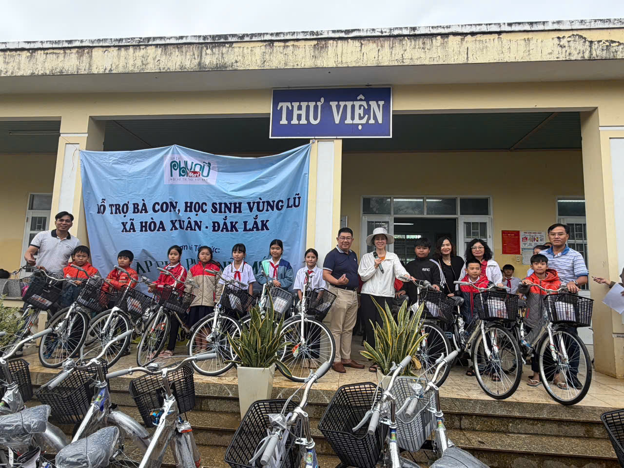 69 chiếc xe đạp mới được trao tặng nhằm giúp các em rút ngắn quãng đường đến trường.