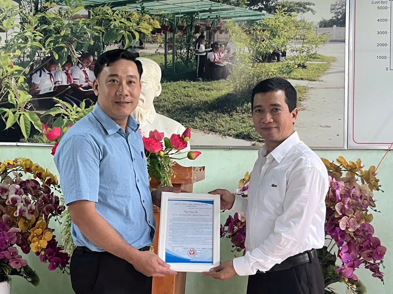 Ông Trần Kim Trọng, Phó Chủ tịch UBND xã Hòa Xuân, bày tỏ lòng cảm ơn đối với tình cảm của tập thể cán bộ, phóng viên Tạp chí Phụ nữ Mới và các mạnh thường quân.