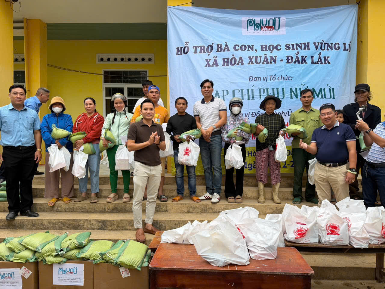 Đoàn công tác trao hỗ trợ cho các hộ nghèo bị ảnh hưởng sau lũ