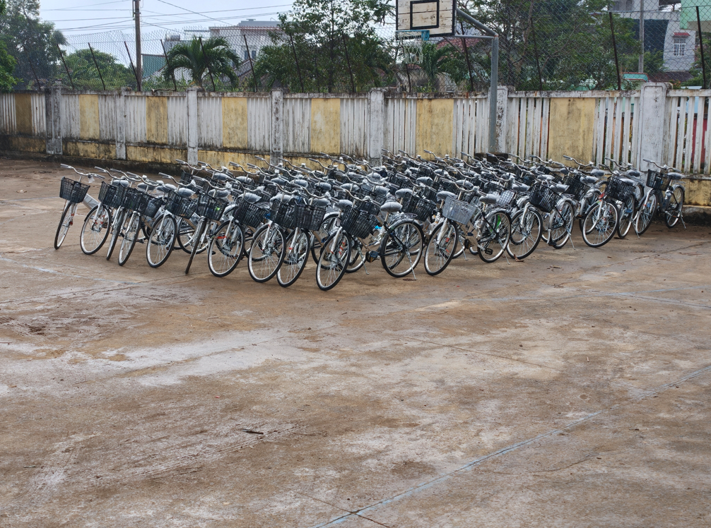 Tạp chí Phụ nữ Mới chia sẻ yêu thương tại vùng lũ Đắk Lắk