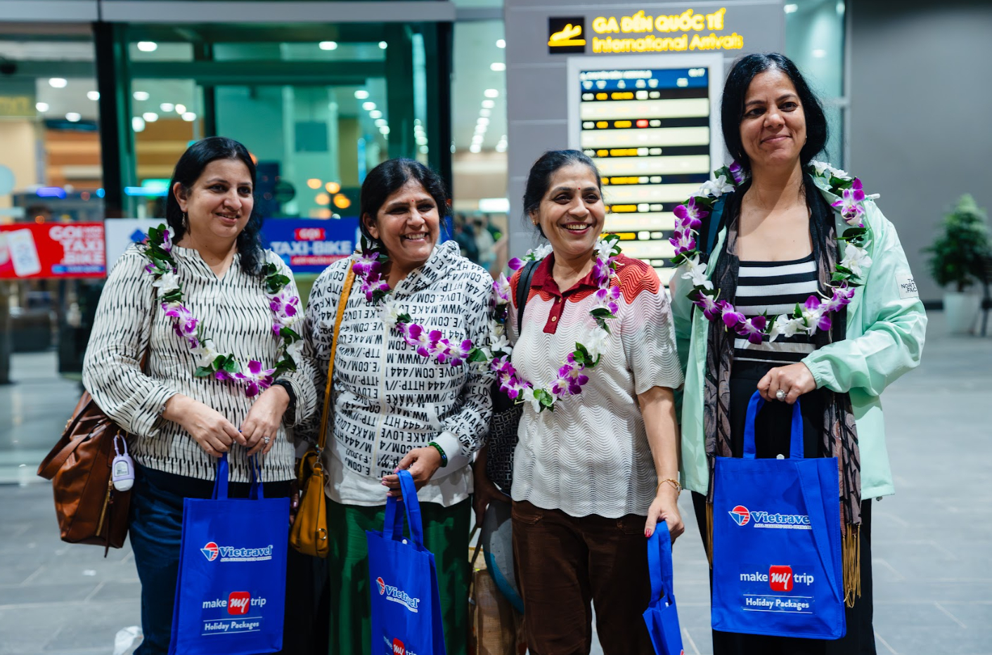 Hình ảnh những du khách Ấn Độ trong loạt chuyến bay thẳng mới tới đảo ngọc