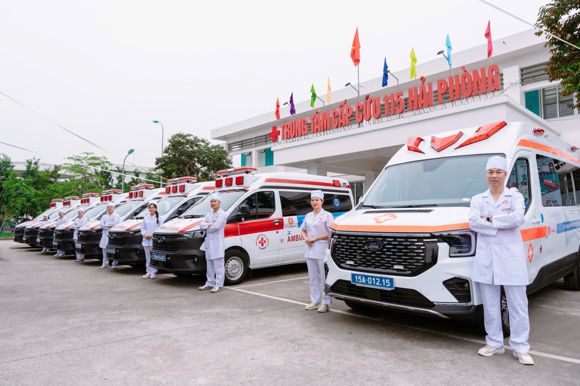 Dàn xe cứu thương Vingroup tài trợ cho thành phố Hải Phòng.