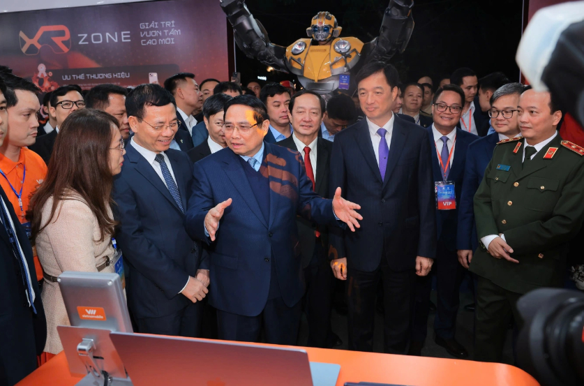 Thủ tướng Phạm Minh Chính tham quan các gian hàng tại Techfest 2025 (Ảnh: Bộ Khoa học và Công nghệ)
