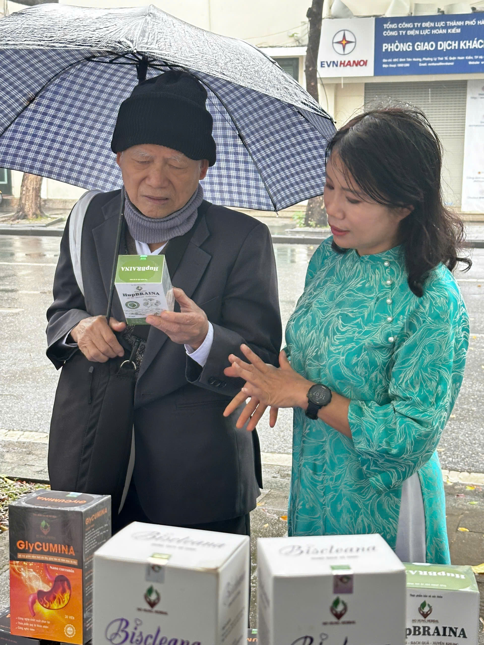 TS Nguyễn Thị Thúy Hường giới thiệu cho khách tham quan sản phẩm bổ thần kinh phát triển từ đề tài nghiên cứu khoa học của chị.