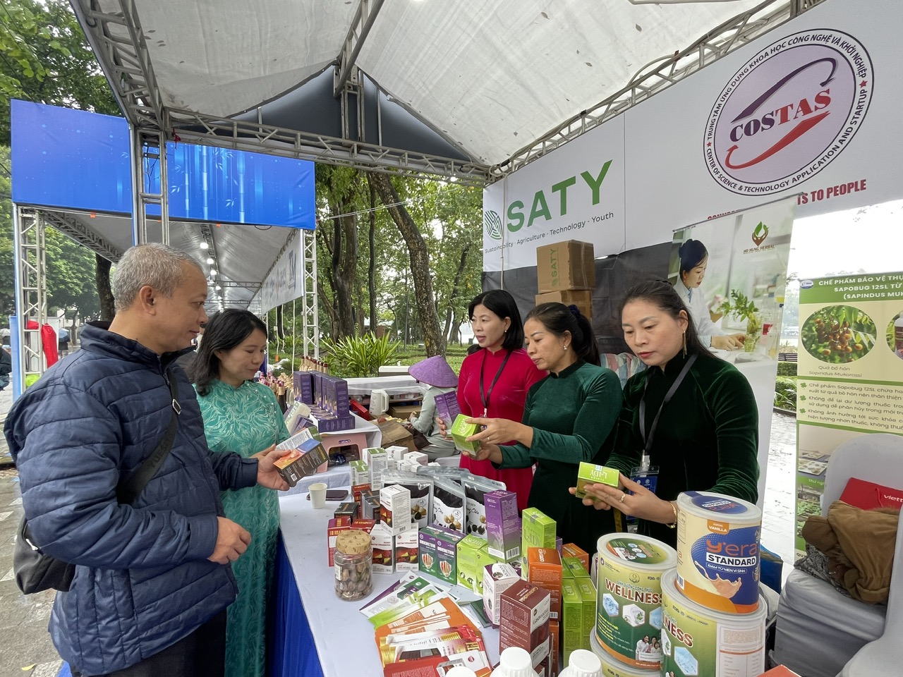 50 sản phẩm được người tiêu dùng ưa thích được các nhà khoa học nữ và doanh nghiệp khởi nghiệp giới thiệu tại sự kiện.