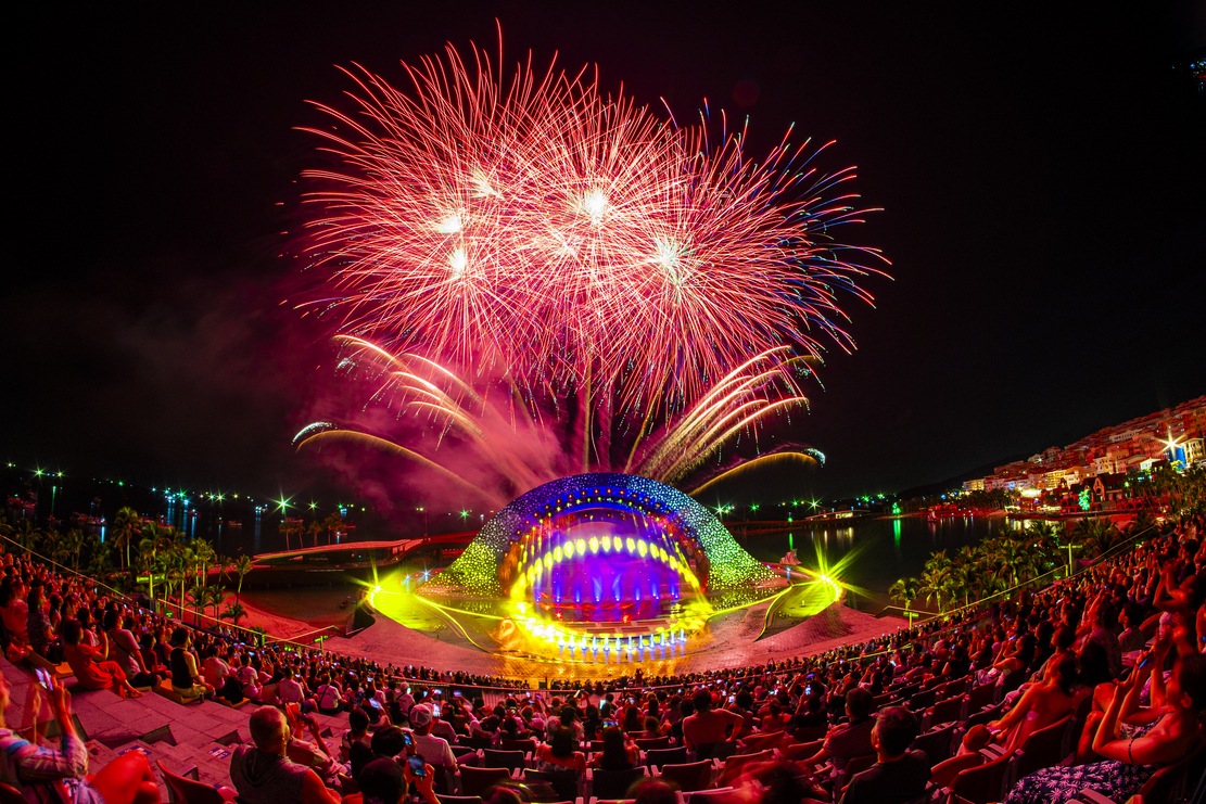 Show“Kiss of the Sea” tại thị trấn Hoàng Hôn (Phú Quốc).