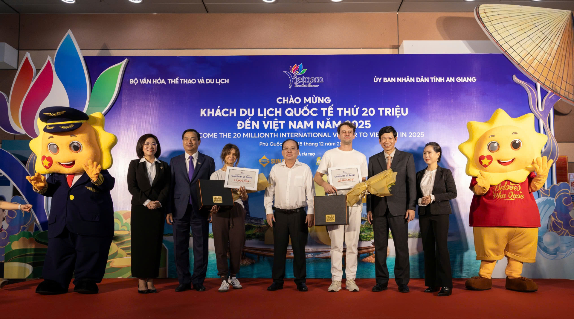 Việt Nam đón khách du lịch quốc tế thứ 20 triệu, ghi dấu mốc tăng trưởng chưa từng có trong 65 năm qua