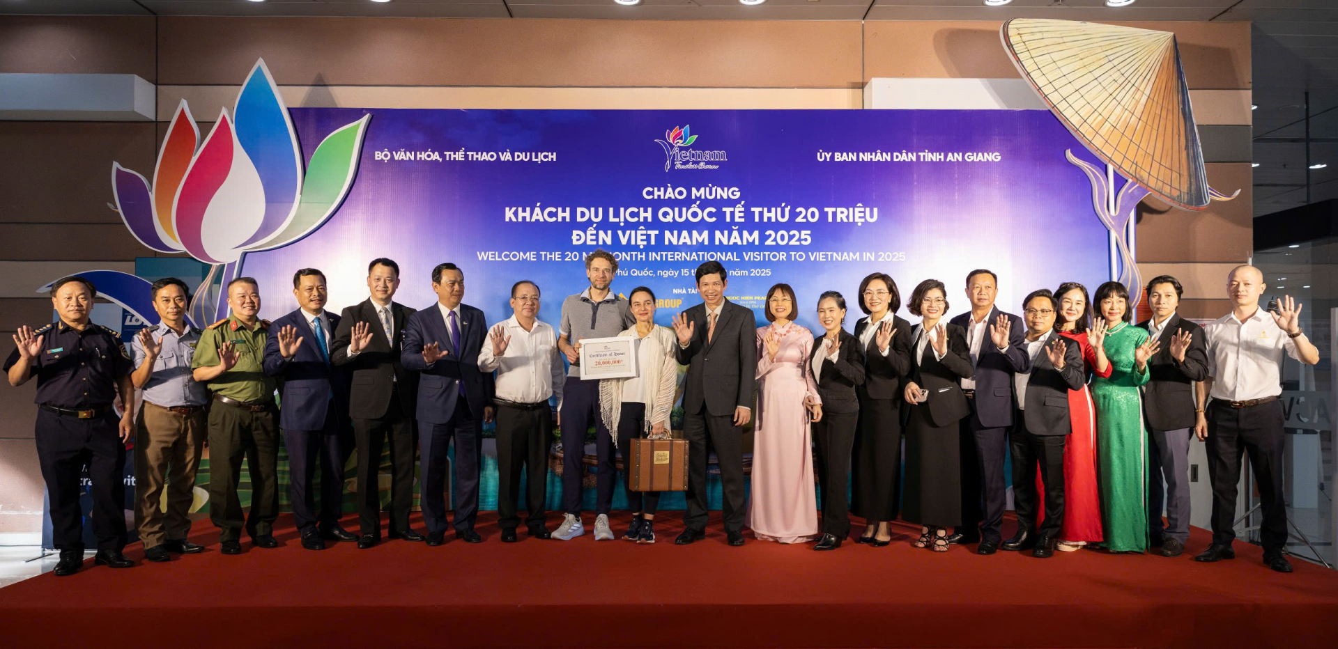 Việt Nam đón khách du lịch quốc tế thứ 20 triệu, ghi dấu mốc tăng trưởng chưa từng có trong 65 năm qua