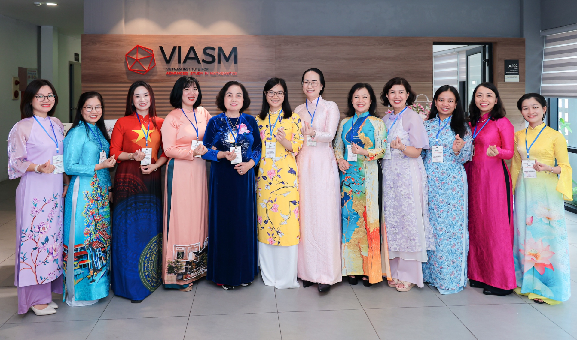 GS.TS Lê Thị Hợp và các nhà khoa học trẻ.