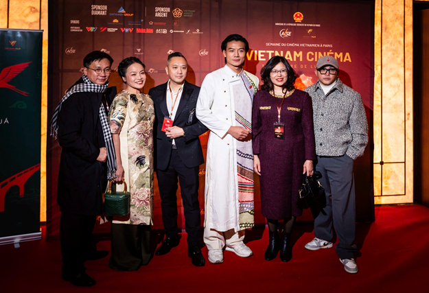   Bà Lê Thị Hà, Viện trưởng Viện Phim Việt Nam (thứ hai từ phải sang)cùng các nghệ sĩ điện ảnh và kiều bào người Việt trong ngày khai mạc Tuần lễ Điện ảnh Việt Nam tại Paris ngày 05/12/2025.