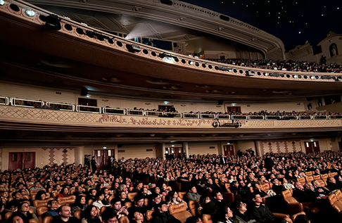   Rất đông khán giả quốc tế và người Việt Nam, kiều bào người Việt tại Pháp