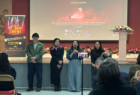 Đạo diễn Đàm Quang Trung và đạo diễn Hà Lệ Diễm (người thứ nhất và thứ ba từ trái sang) buổi gặp gỡ, giao lưu với kiều bào Việt Nam ở Trung tâm Văn hóa Việt Nam tại Pháp. 