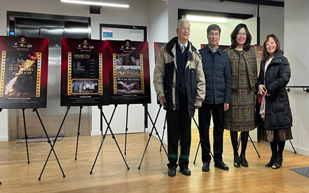 Bà Lê Thị Hà, Viện trưởng Viện Phim Việt Nam (thứ hai từ phải sang)và Giám đốc Trung tâm Văn hóa Việt Nam tại Pháp (thứ ba từ phải sang)chụp ảnh lưu niệm cùng kiều bào.