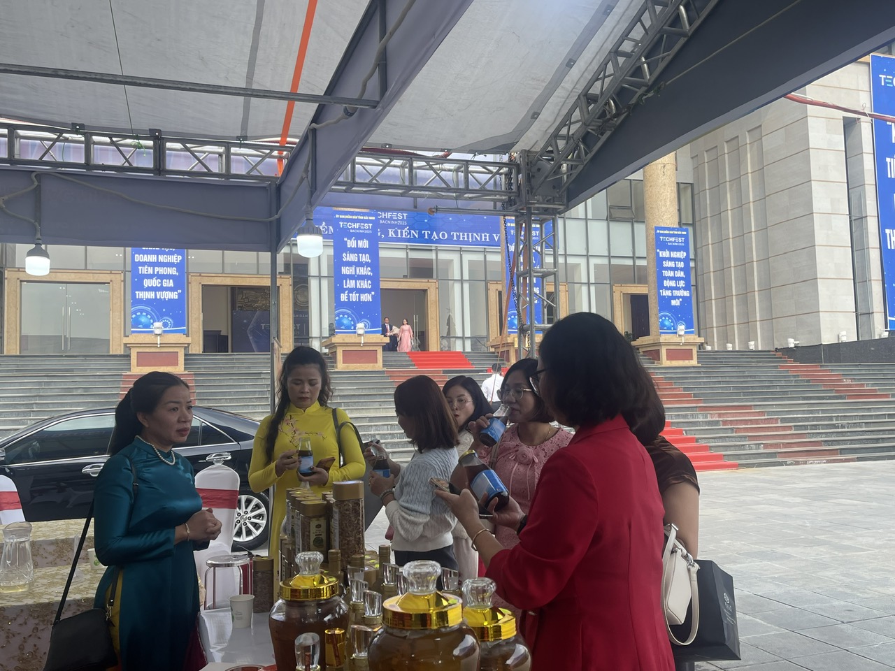 Các đại biểu trải nghiệm Trà thảo mộc SAMMAX