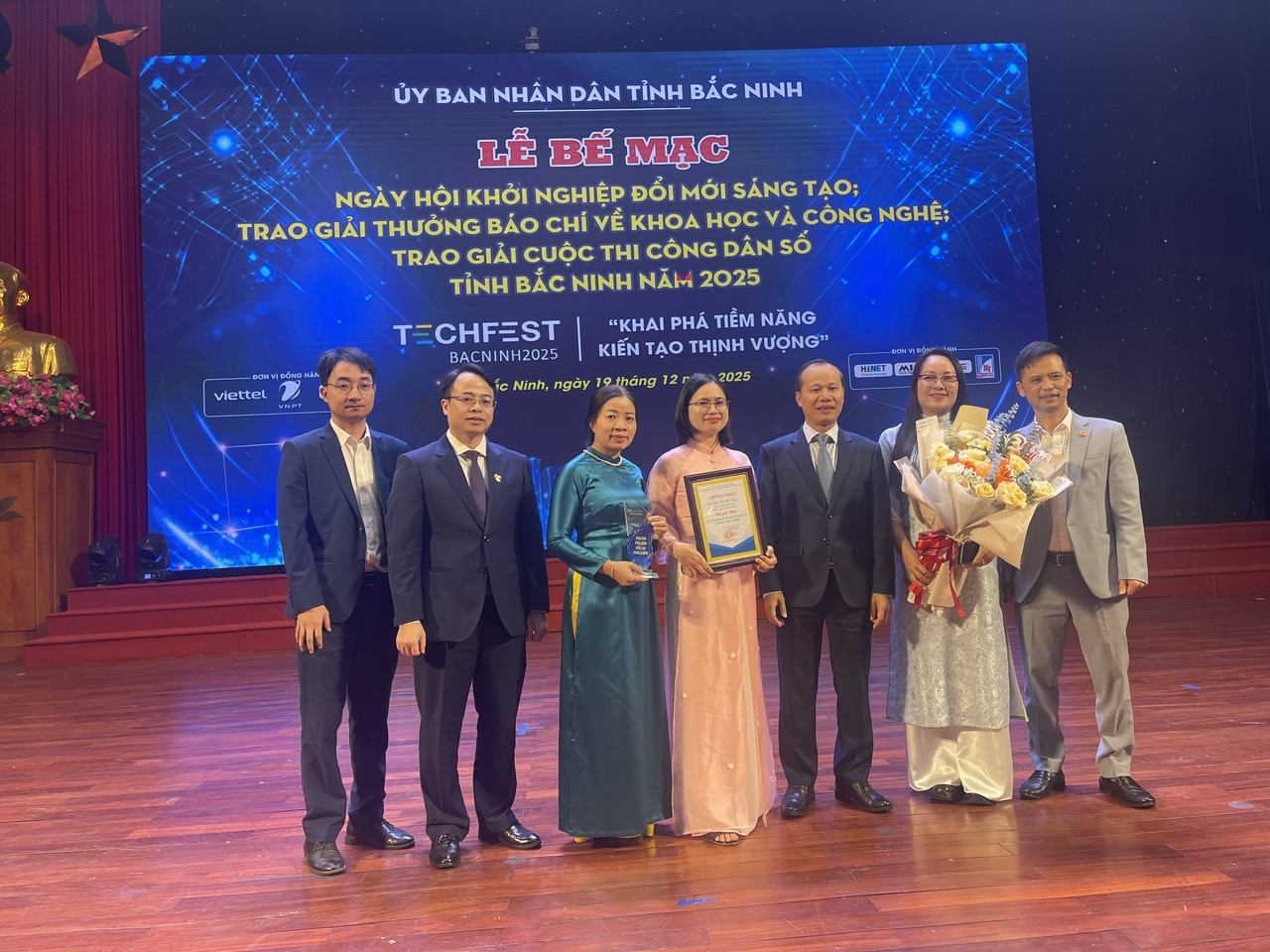 Niềm vui của nhóm dự án giành giải Nhất