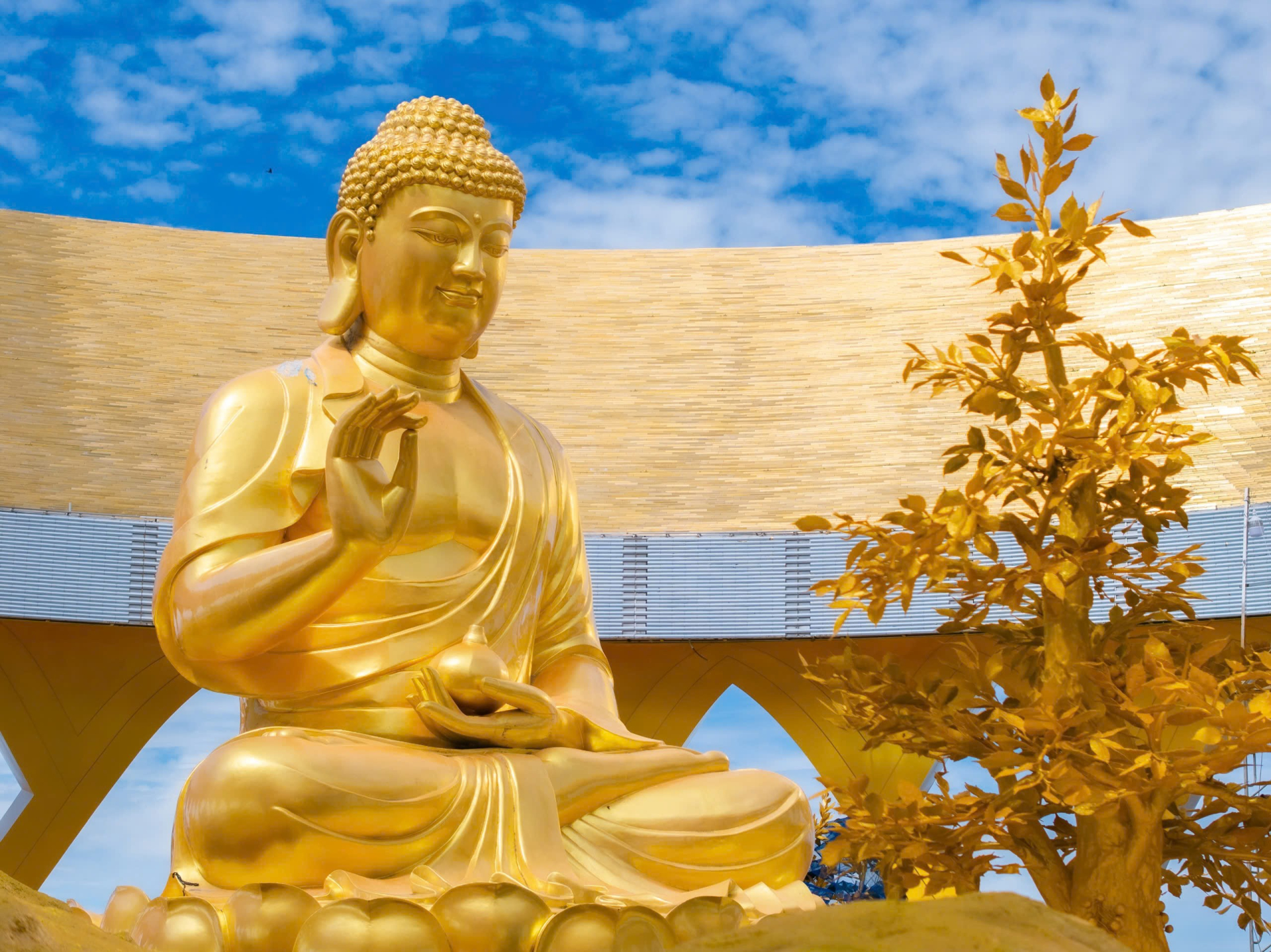  Tượng Đức Phật Câu Na Hàm Mâu Ni tọa lạc tại nơi cao nhất trên đỉnh núi Bà Đen