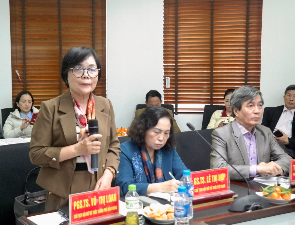 PGS.TS. Vũ Thị Loan, Chủ tịch Hội Nữ trí thức thành phố Hải Phòng phát biểu tại hội thảo.