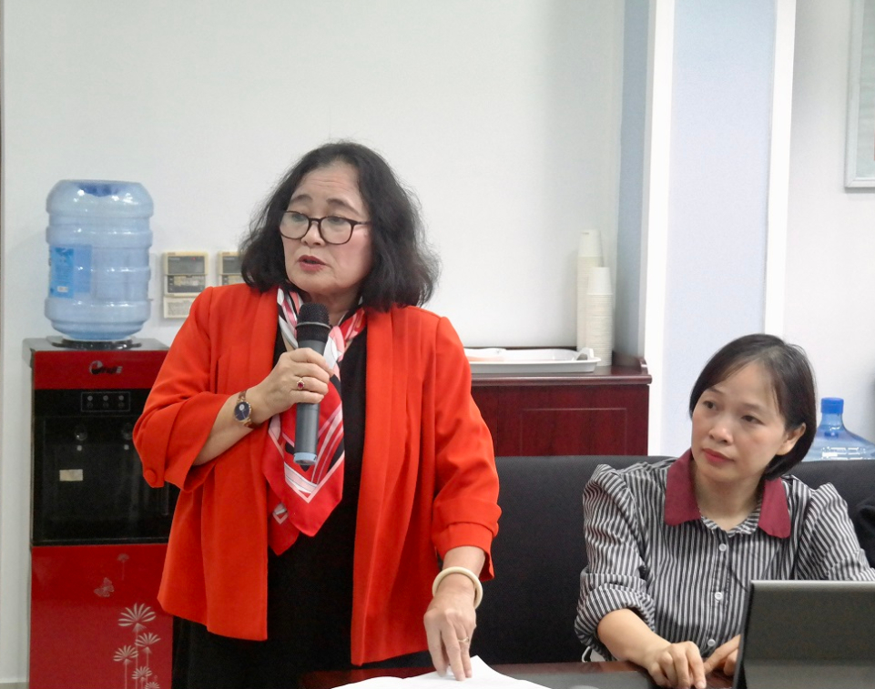  TS Phạm Thị Mỵ, Phó Chủ tịch Thường trực Hội Nữ trí thức Việt Nam phát biểu tham luận.