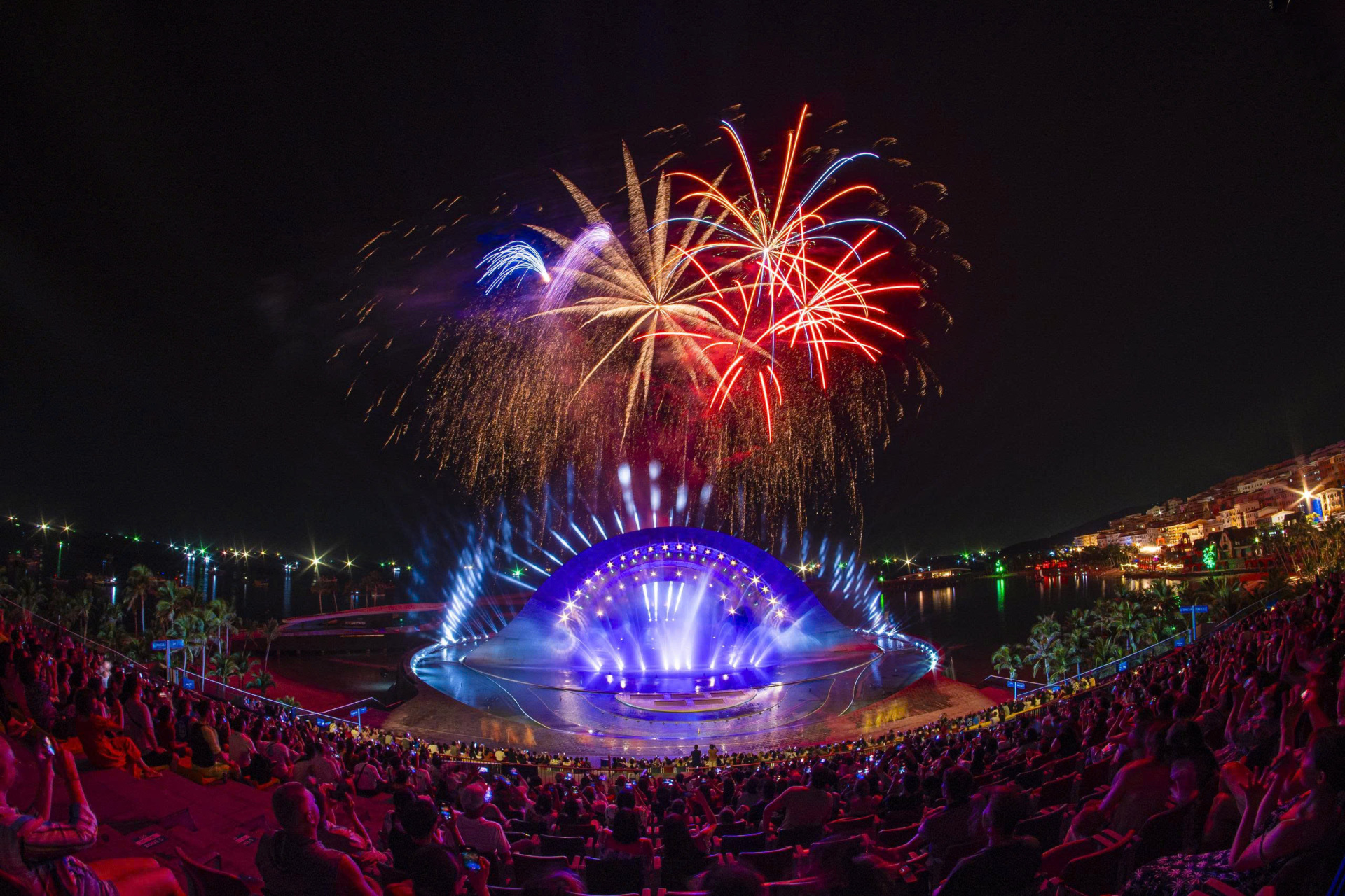 Show diễn Kiss of the Sea cùng pháo hoa kết màn hàng đêm chinh phục du khách Ấn Độ.