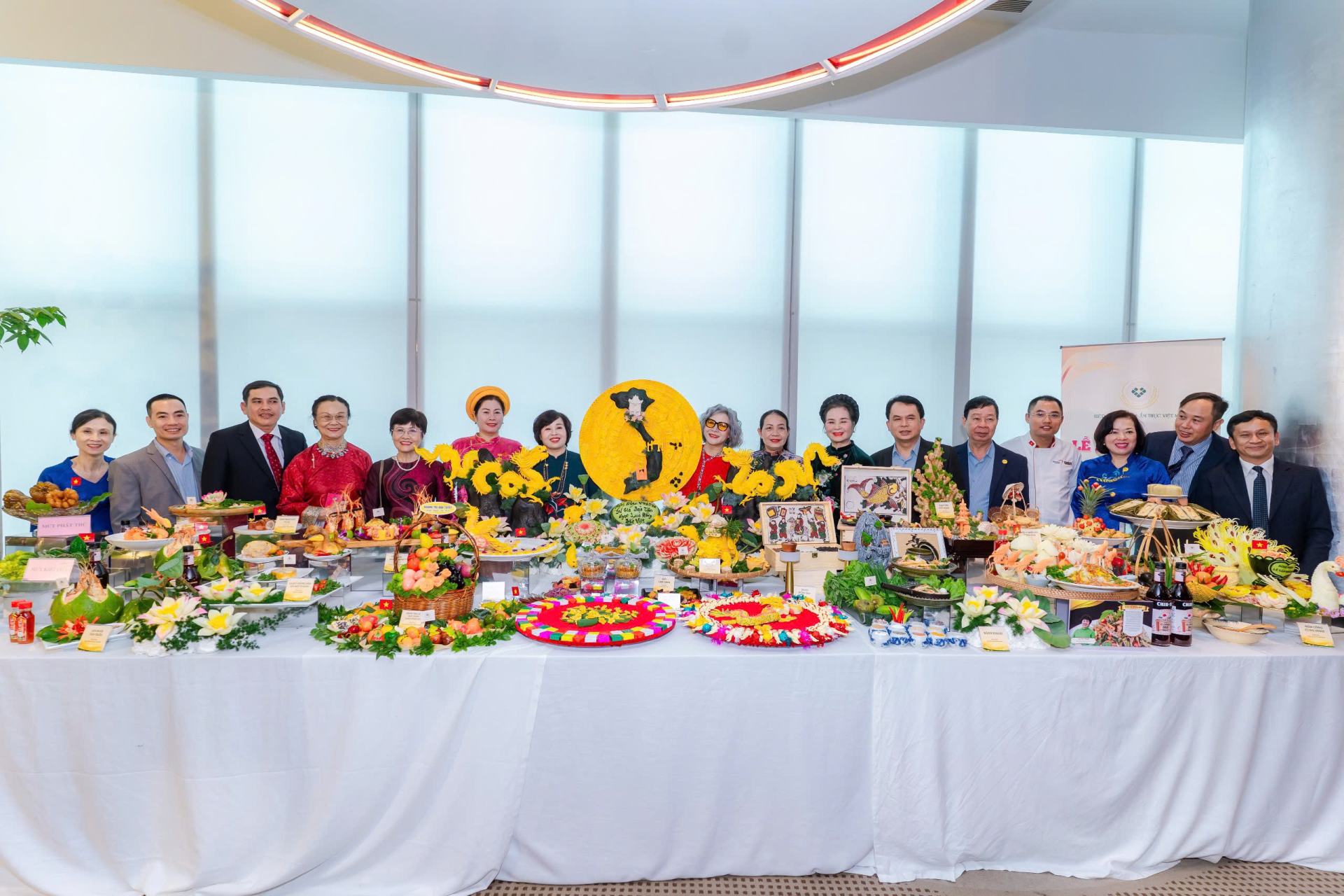 Nghệ nhân Lê Văn Khánh chụp ảnh lưu niệm cùng các nghệ nhân và đại biểu tham gia sự kiện.