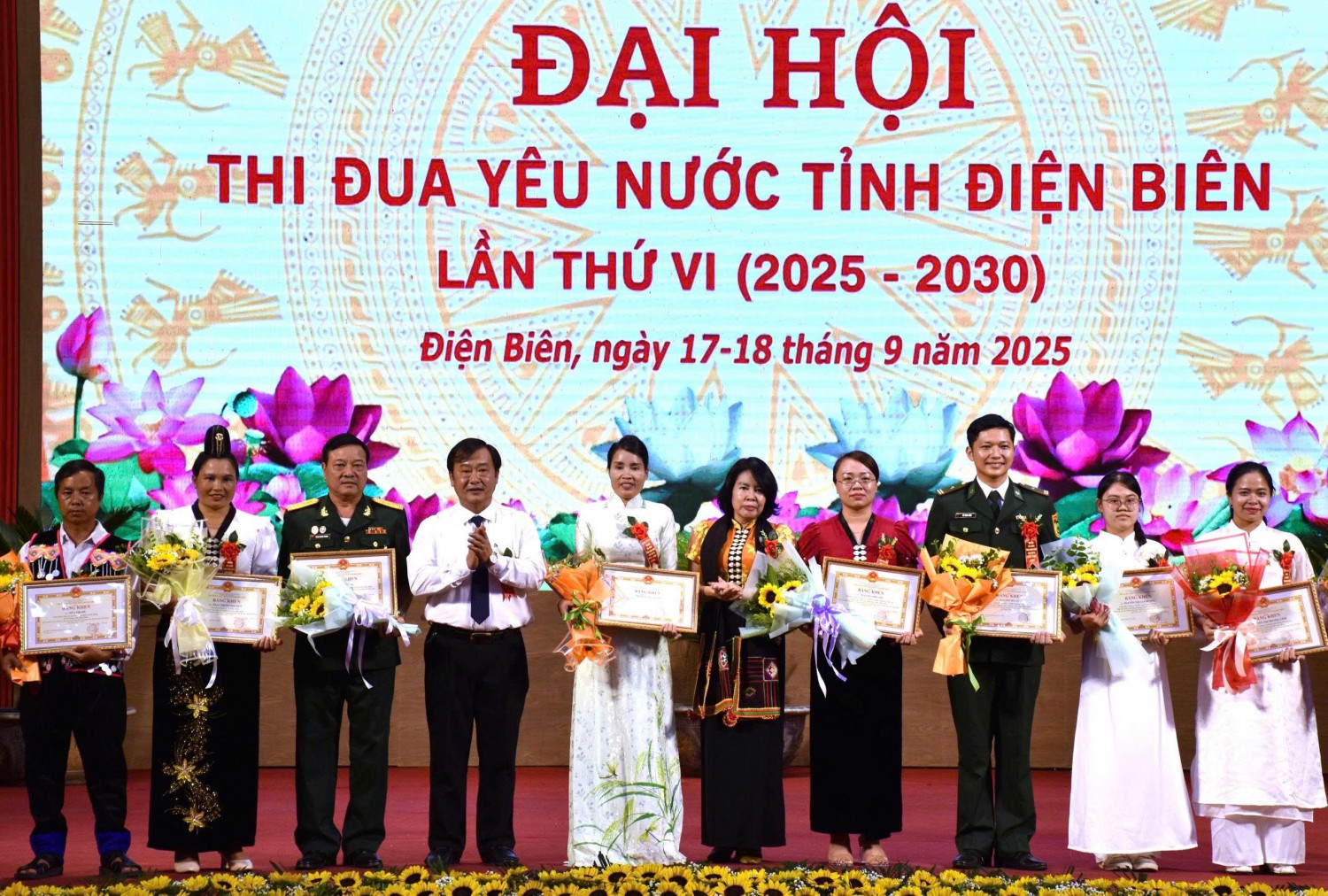 Chị Lù Thị Toản (thứ 5 từ phải) tại Đại hội Thi đua yêu nước tỉnh Điện Biên.