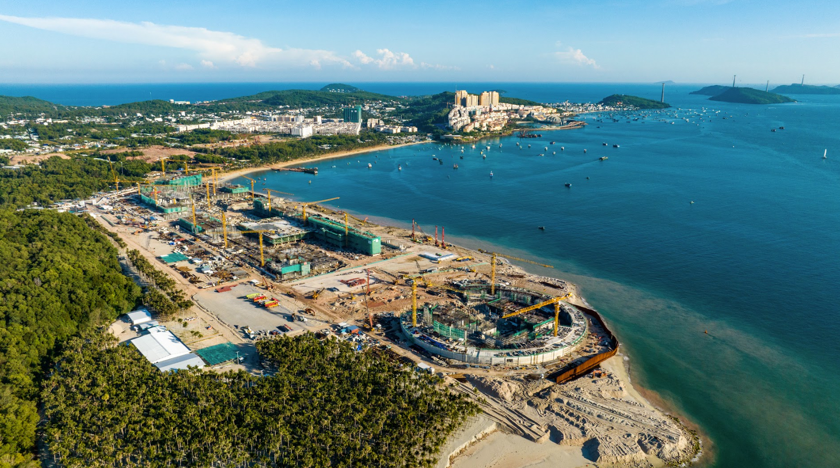 Thi công thần tốc giữa đảo Ngọc: Siêu tổ hợp APEC Phú Quốc dần thành hình