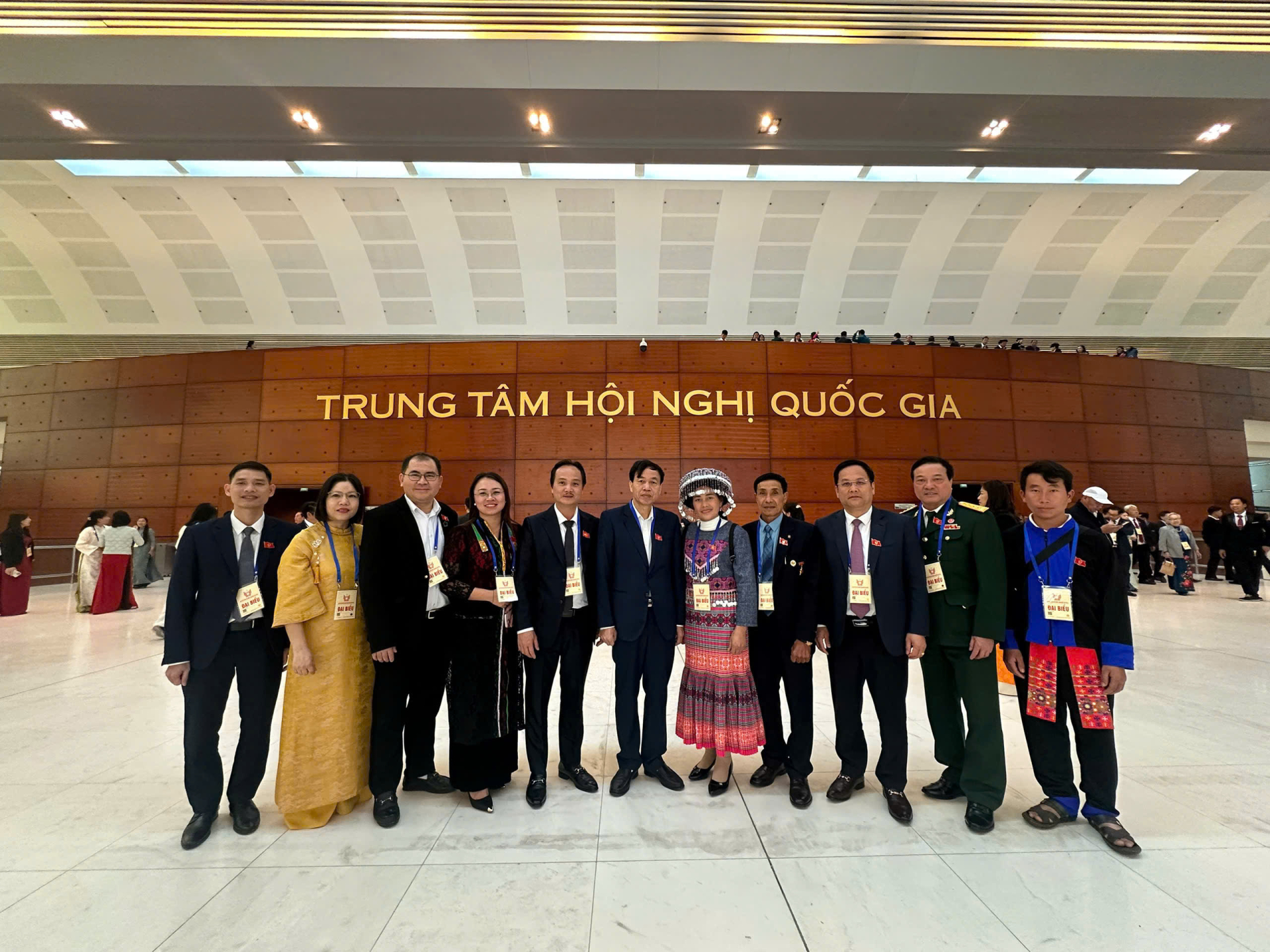 Chị Lù Thì Toản ( thứ 4 từ trái) cùng các đại biểu dự Đại hội Thi đua yêu nước toàn quốc lần thứ XI.