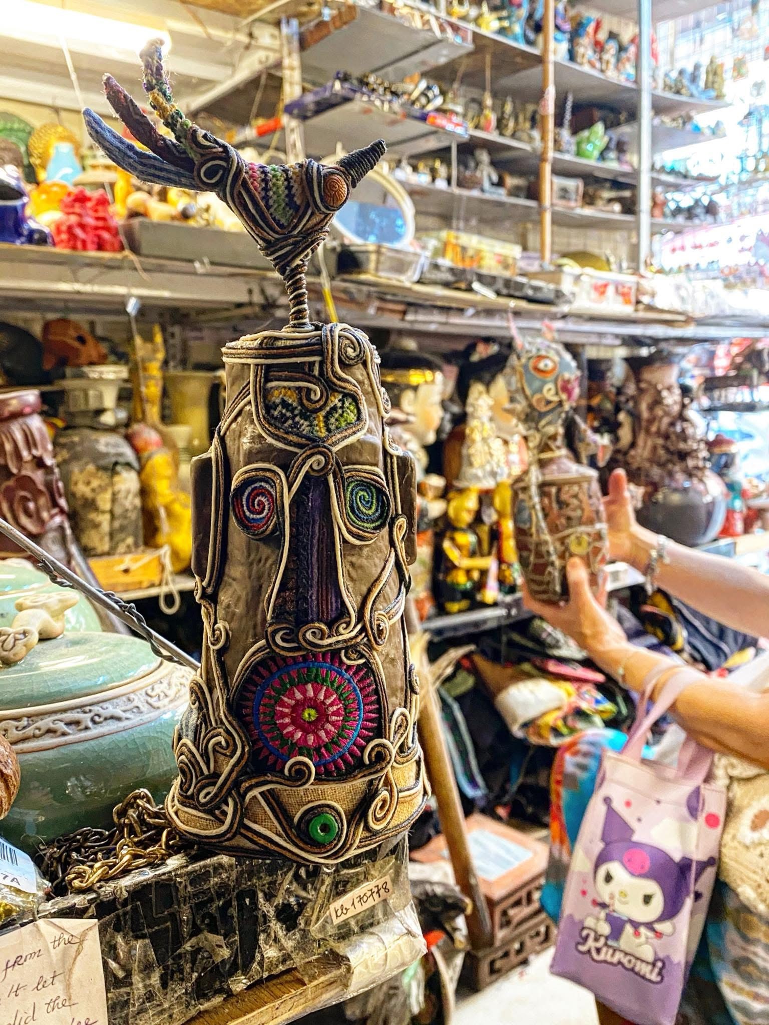 Một số sản phẩm thủ công sáng tạo từ đồ tái chế tại cửa hàng của chị Phạm Kim Thanh ở Hàng Bạc, Hoàn Kiếm, Hà Nội. (Ảnh: NVCC)