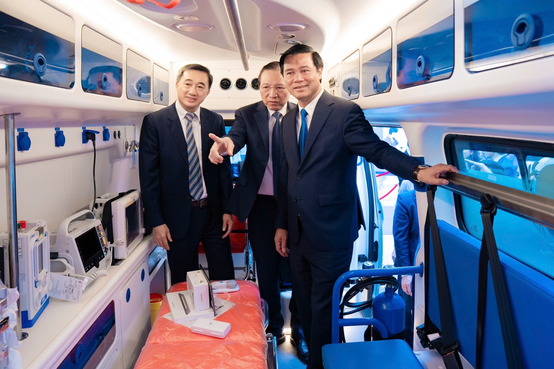 Bên trong xe cấp cứu Vingroup trao tặng.