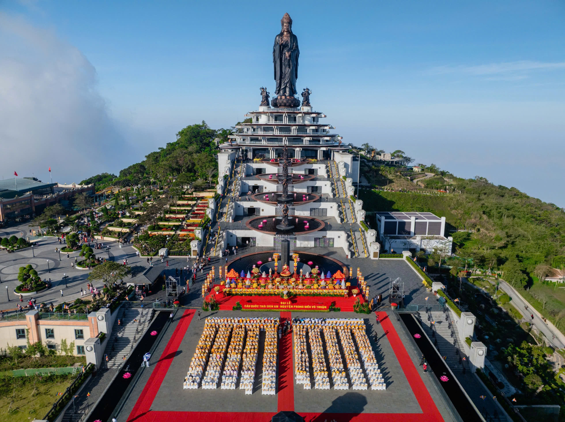 Đỉnh núi thiêng hội tụ dòng chảy Quá khứ - Hiện tại - Tương lai, hoàn thiện hành trình chiêm bái viên mãn cho du khách.