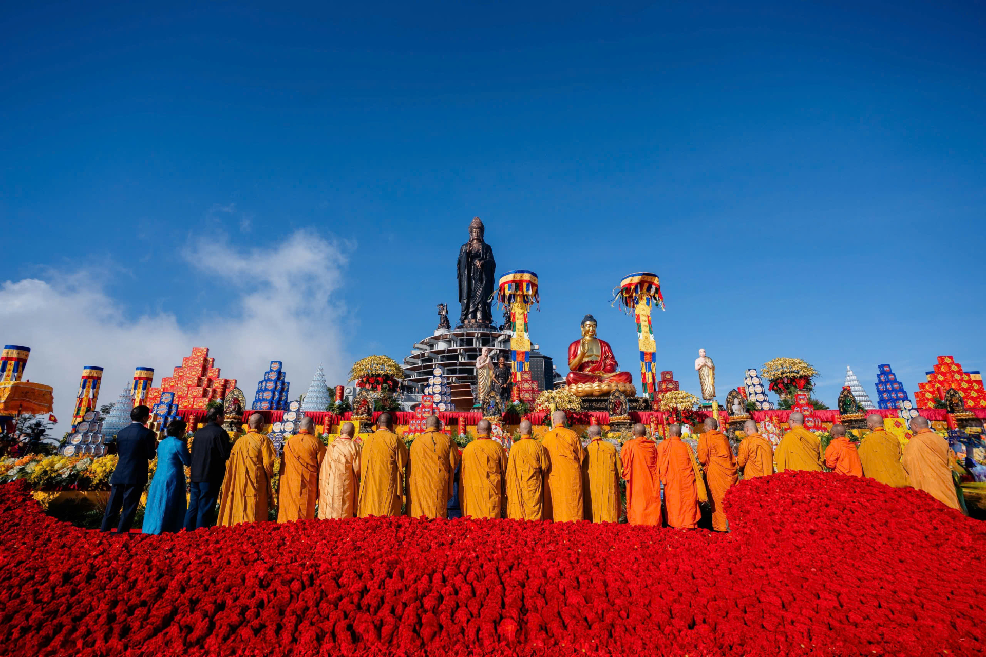 Chư tôn giáo phẩm GHPGVN thực hiện nghi thức niệm hương.