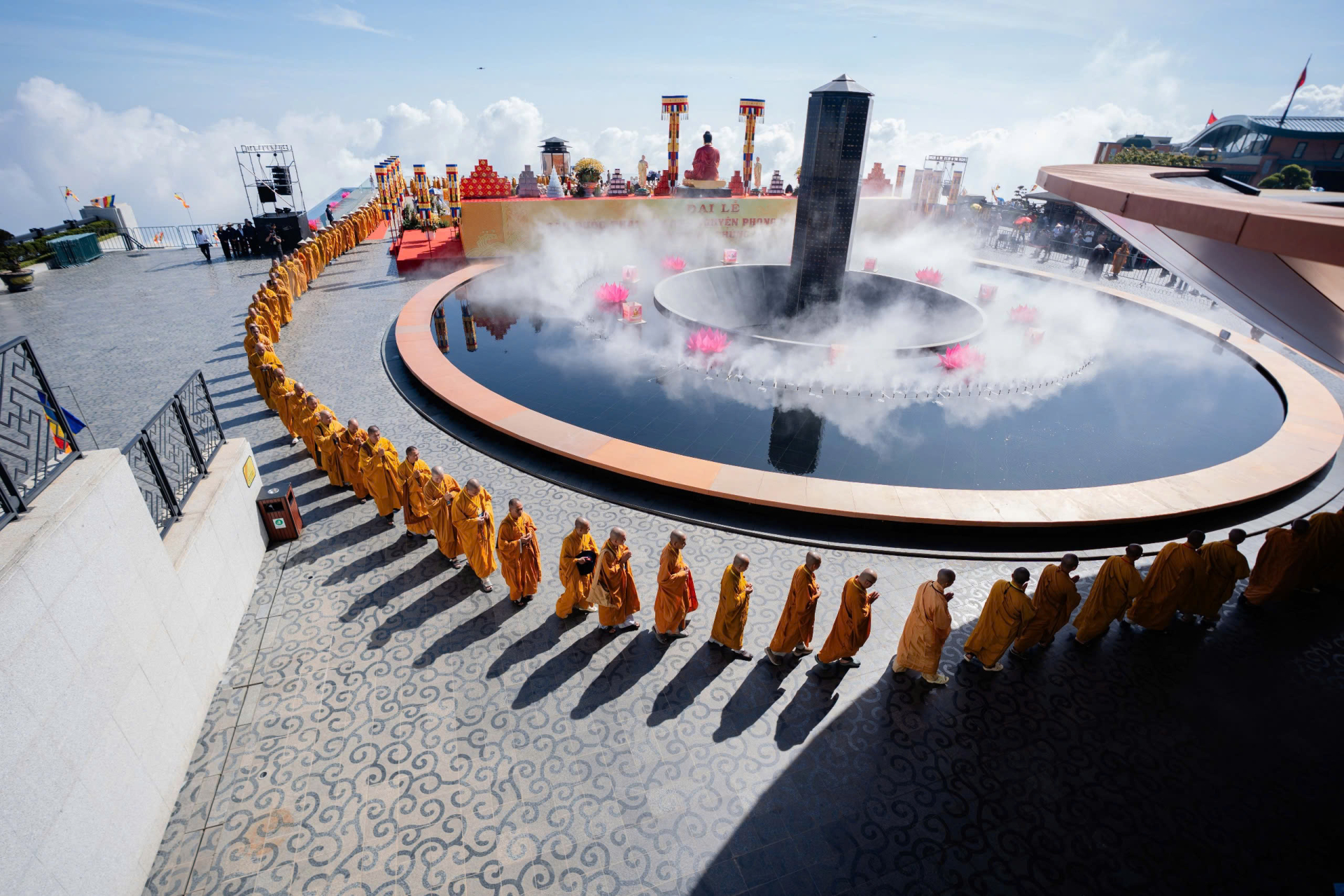 Hơn 500 chư tôn đức tăng ni tham dự cùng dâng lên lời nguyện cầu thành kính.