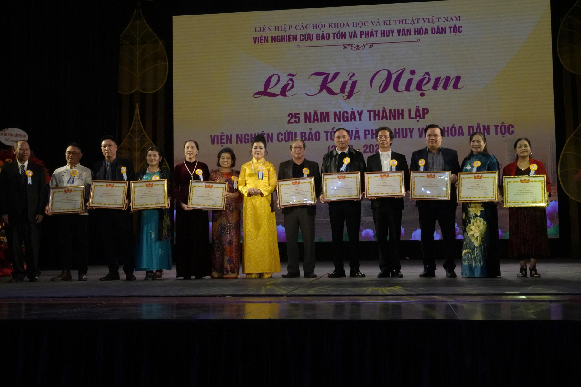  Ban tổ chức tôn vinh các tập thể, cá nhân có nhiều đóng góp tích cực trong bảo tồn và phát huy các giá trị văn hóa dân tộc.