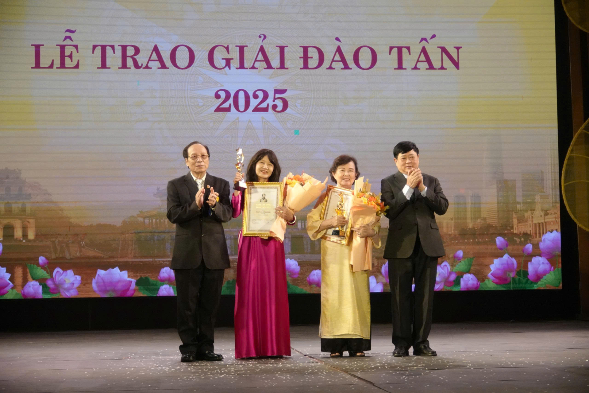  PGS.TS Nguyễn Thế Kỷ, Phó Chủ tịch Hội đồng Lý luận Trung ương kiêm Trưởng Ban Lý luận VHNT và NSND Lê Tiến Thọ, Viện trưởng Viện Nghiên cứu Bảo tồn và Phát huy Văn hóa Dân tộc trao Giải thưởng lớn, Tác giả xuất sắc cho đại diện gia đình các nhà viết kịch Lê Duy Hạnh, Lưu Quang Hà.