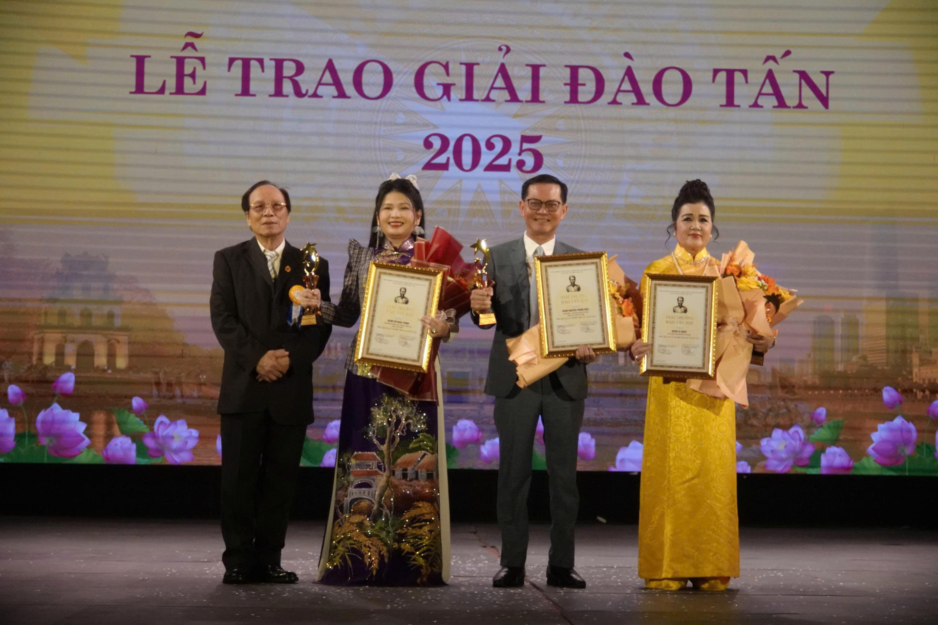  Giải Nhà quản lý xuất sắc được trao cho ba nghệ sĩ: NSND Lệ Ngọc; NSND Nguyễn Trung Hiếu; NSND Hồ Ngọc Trinh.