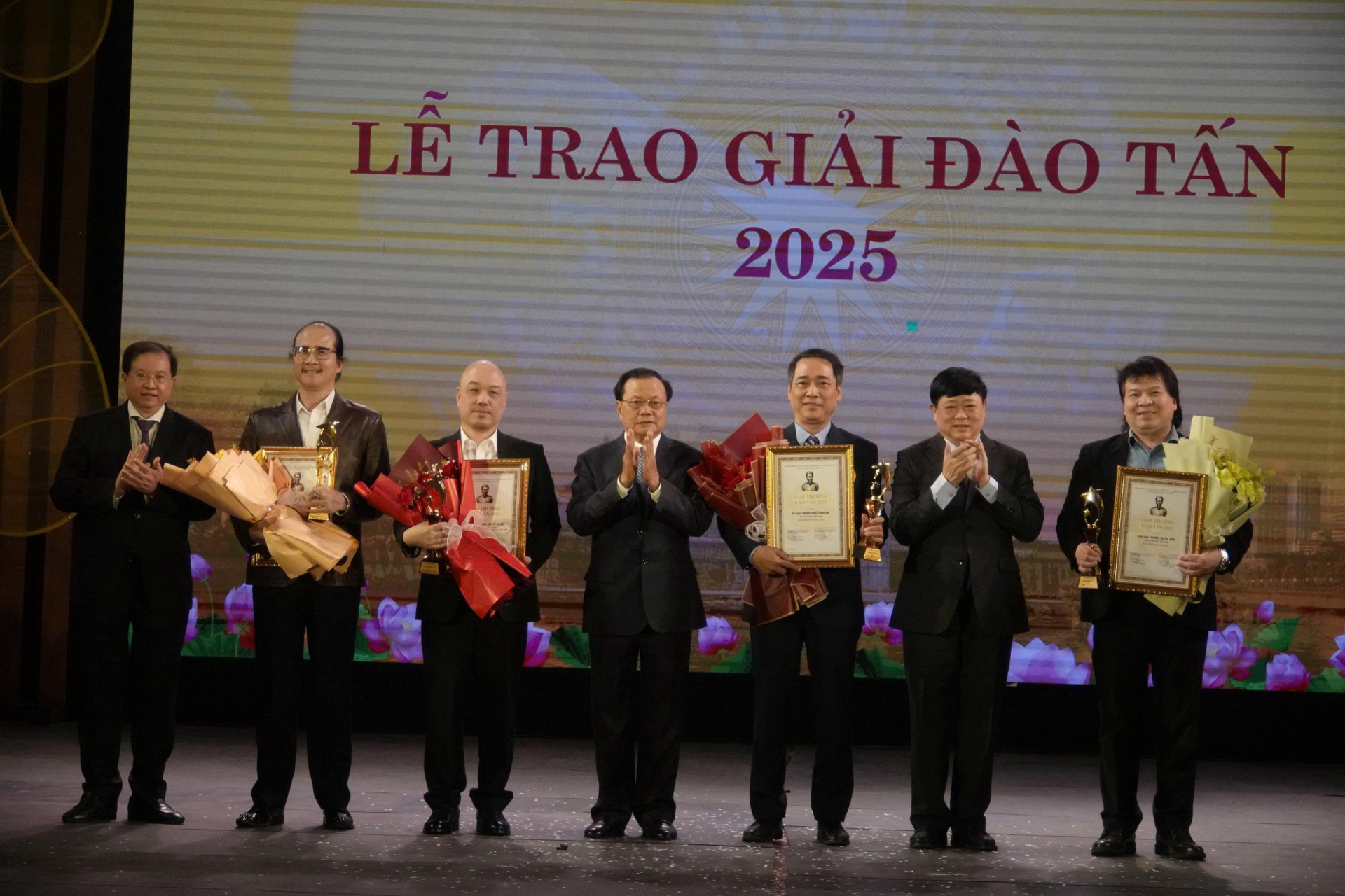  Nguyên Bí thư Thành ủy Lê Thanh Nghị, Thứ trưởng Bộ VHTTDL Tạ Quang Đông, Phó Chủ tịch Hội đồng Lý luận Trung ương Nguyễn Thế Kỷ trao thưởng cho lãnh đạo các đơn vị có tác phẩm đạt giải Tác phẩm xuất sắc.