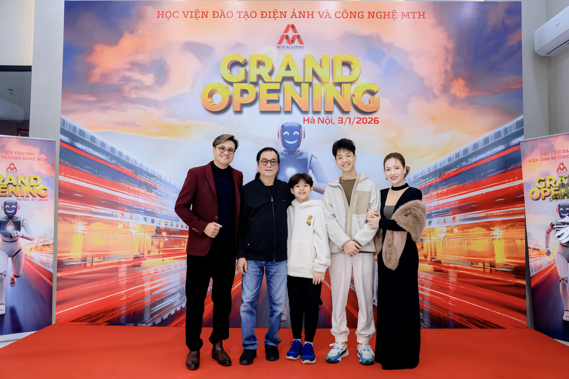 Các thành viên trong gia đình đạo diễn  Nguyễn Khải Anh.