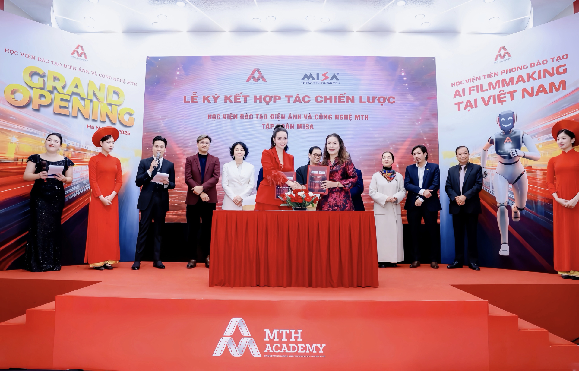 Đạo diễn, diễn viên Mai Thu Huyền đánh dấu 30 năm làm nghề bằng việc ra mắt MTH Academy 